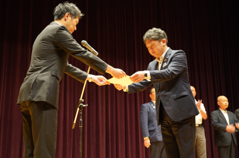 文化庁今泉審議官より感謝状を受ける村山会長