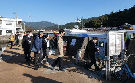 出羽島に向かう渡船に乗船。