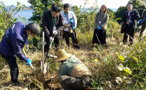 島内にて記念植樹しました。