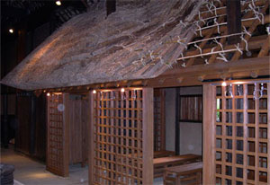 大内宿町並み展示資料館内の茅葺屋根作業工程の実物展示